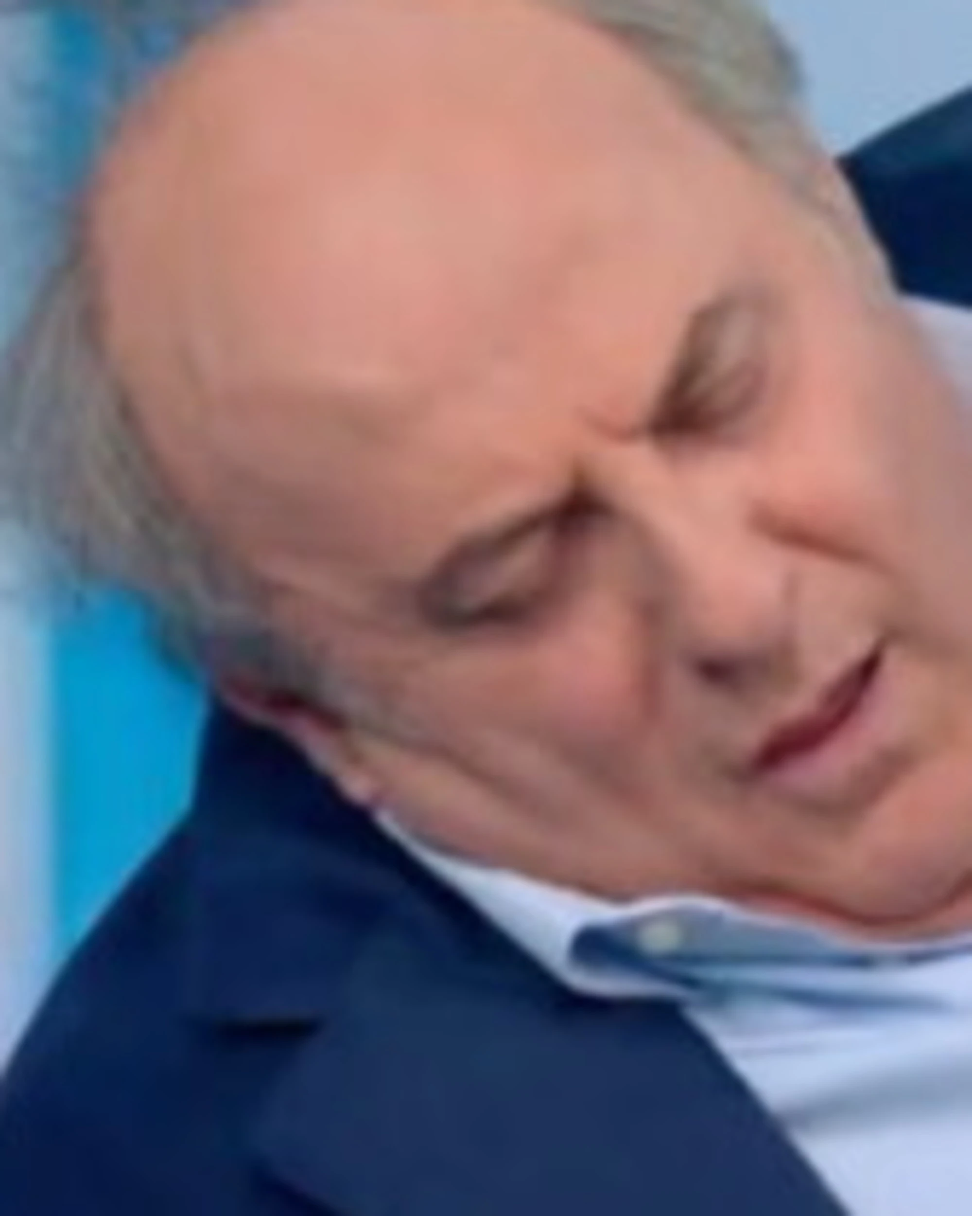 Striscia la Notizia, Gerry Scotti cade dalle scale: Hunziker di sasso