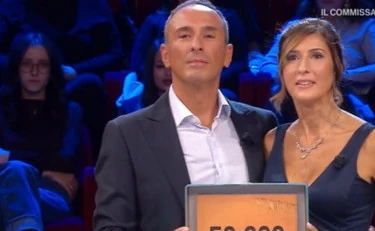 Affari tuoi, insulti alla marescialla: "In pensione a 50 anni"