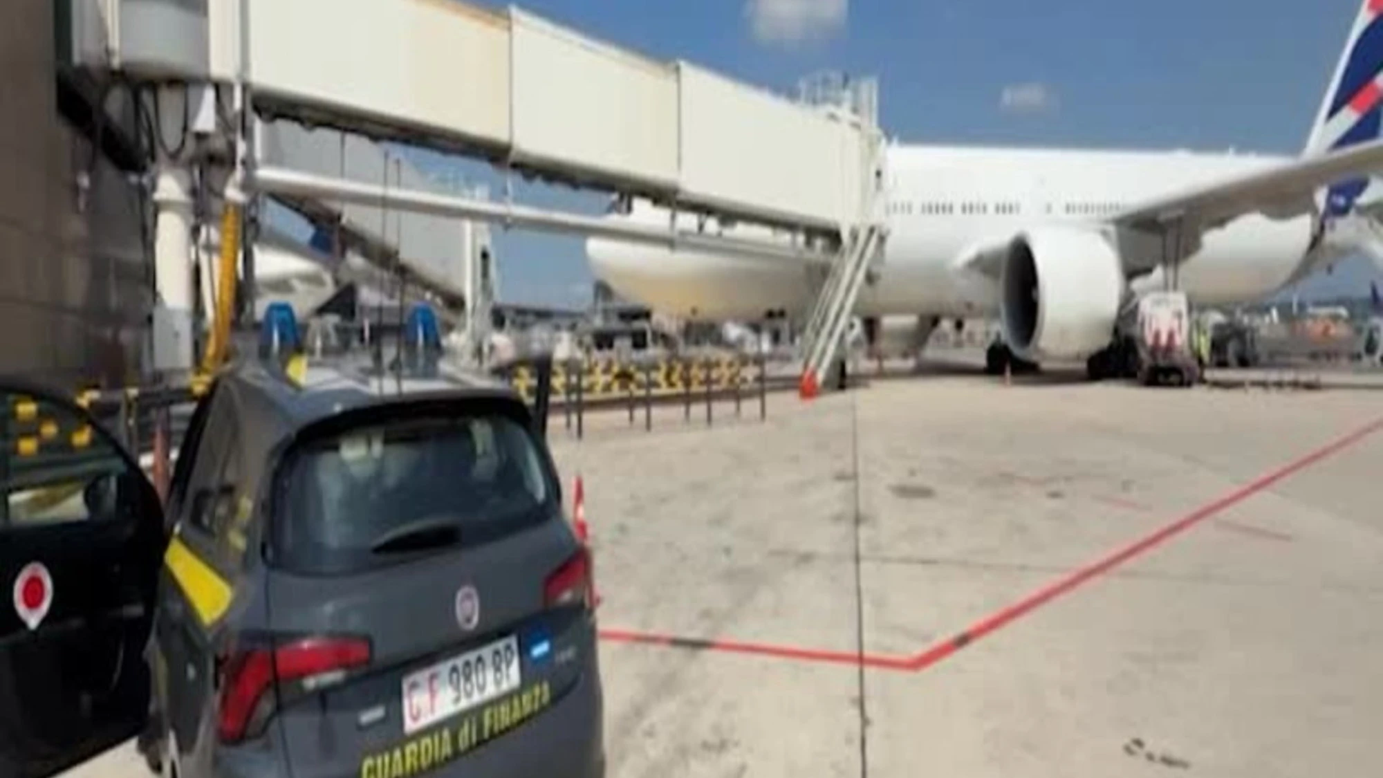 Malpensa, maxi sequestro di sigarette di contrabbando: 9 denunciati