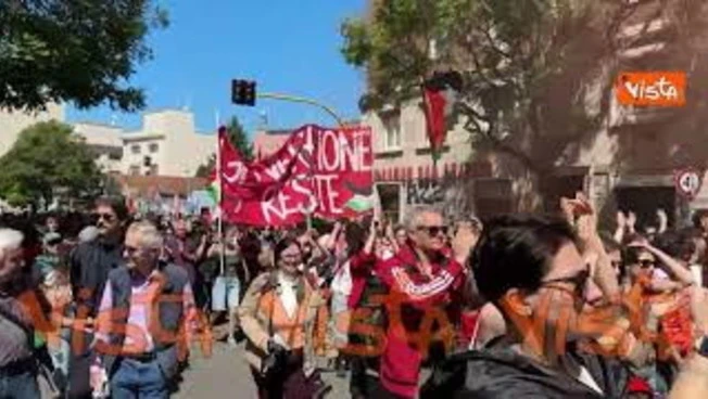 'Contro guerre e fascismo, resistenza', lo striscione alla manifestazione del 25 aprile a Roma