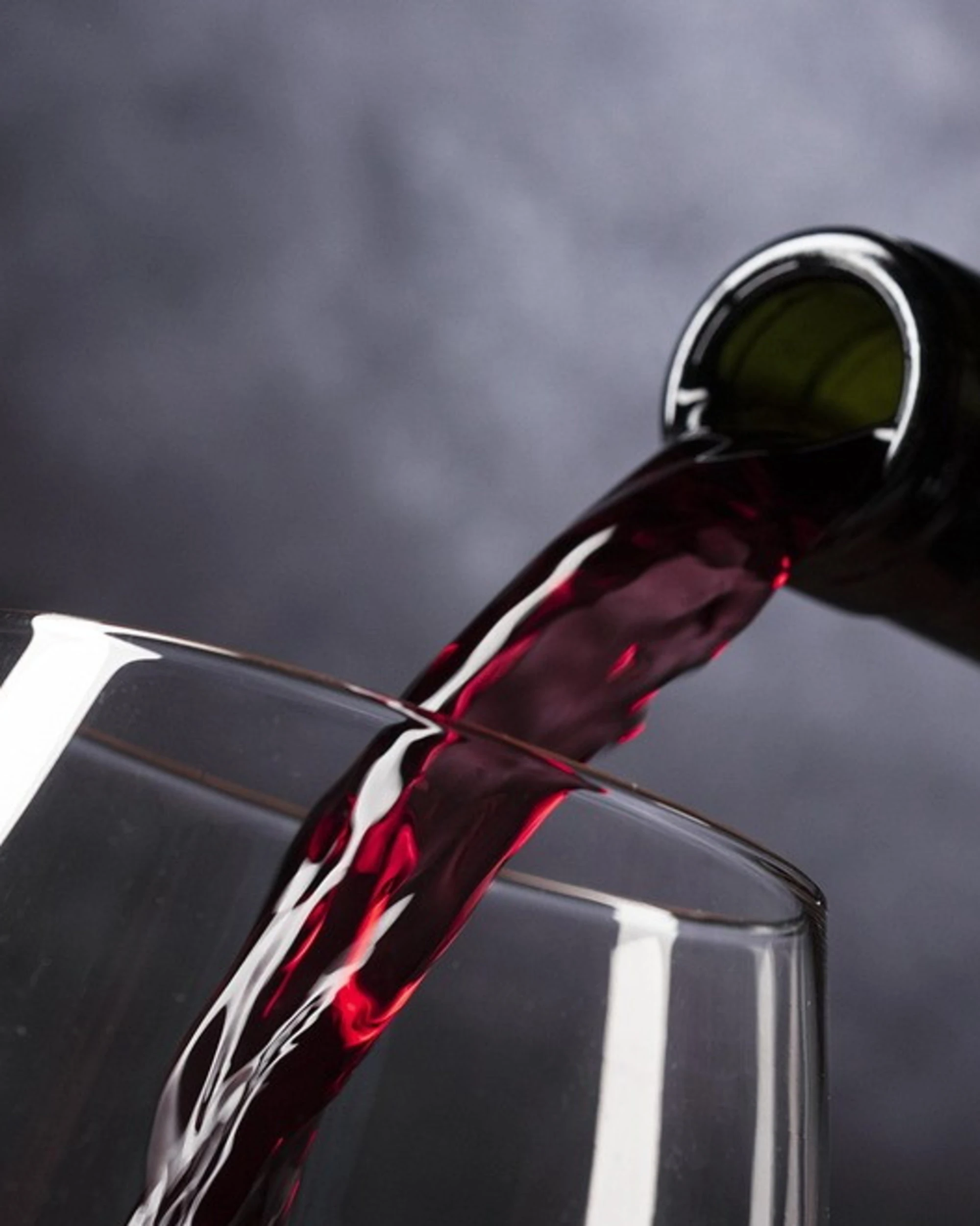 Oms, guerra al vino italiano: prezzi folli per non farcelo più bere