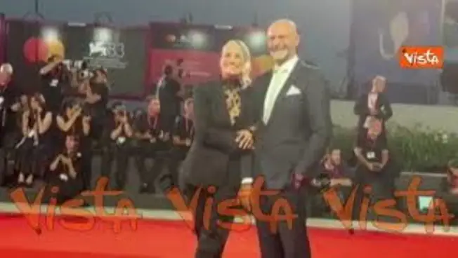 Leggi l'articolo: Venezia 83, Heather Parisi sul red carpet mano nella mano con il marito Umberto Maria Anzolin