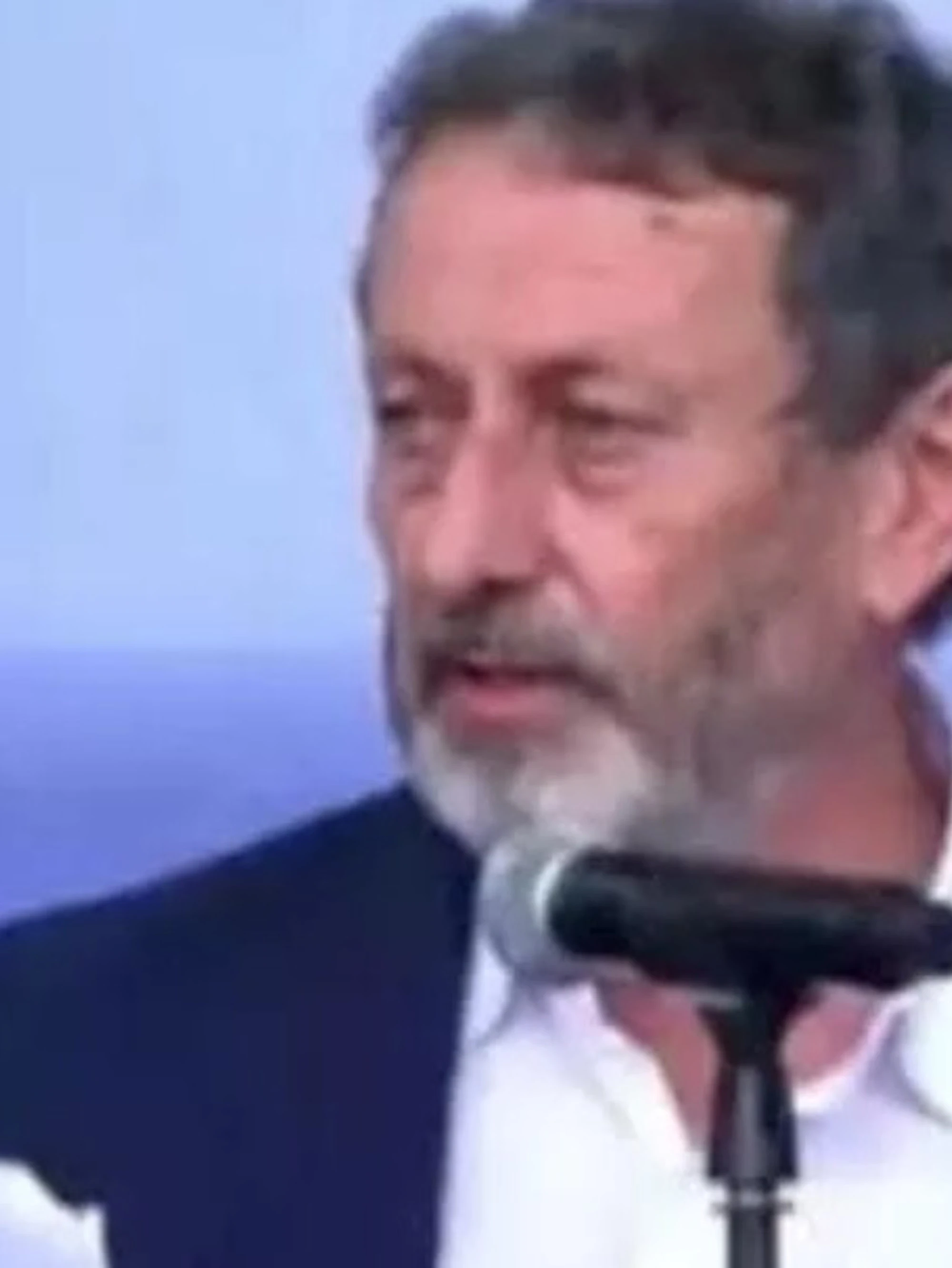 Michele Serra in piazza, l'appello ai politici: "Dovete essere stupidi come la gente che è qui"