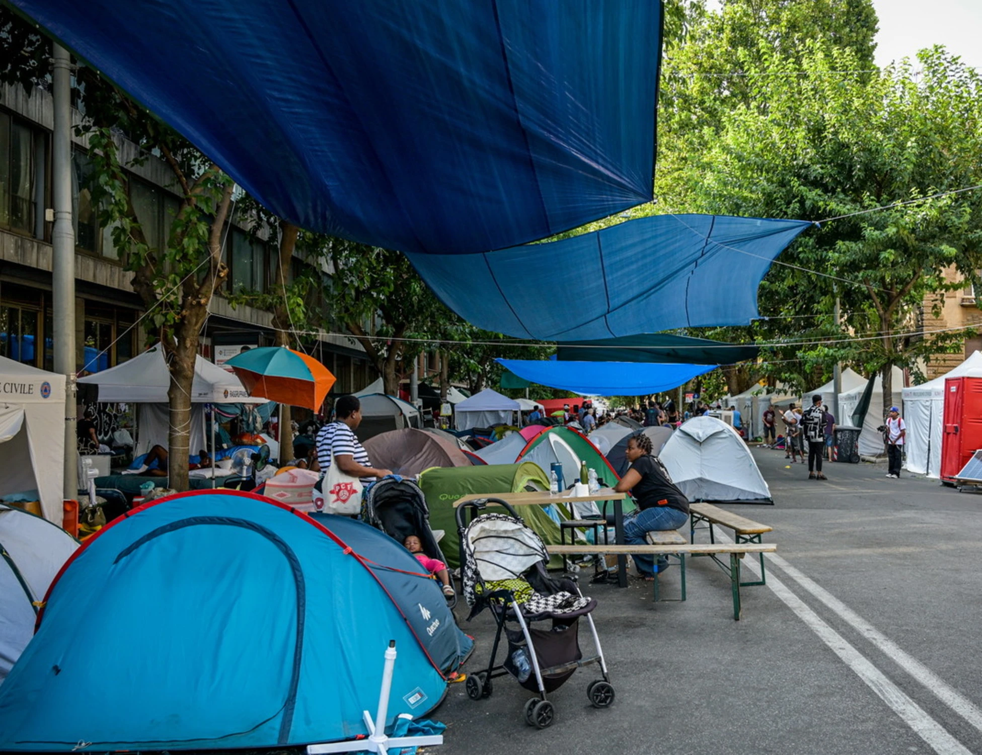 Dopo il palazzo, Spin Time occupa la strada