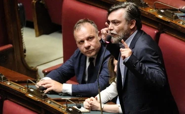 Gaza, la pace fa rosicare la sinistra: "Genocidio!". Insulti al governo e caos in aula