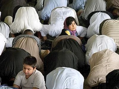 Teheran, matrimonio per 75 bambini under 10. Per 4mila nozze tra 11 e 14 anni