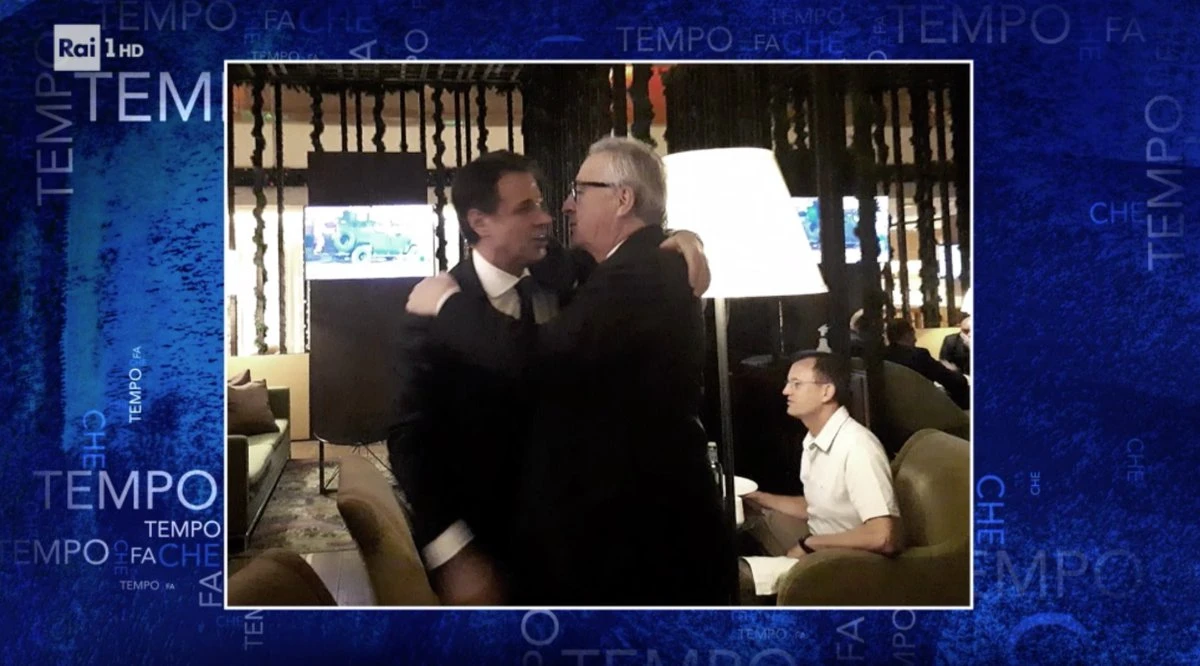 Che tempo che fa, Luciana Littizzetto imbarazza Fabio Fazio: "Conte e Juncker, guardate la quarta mano"