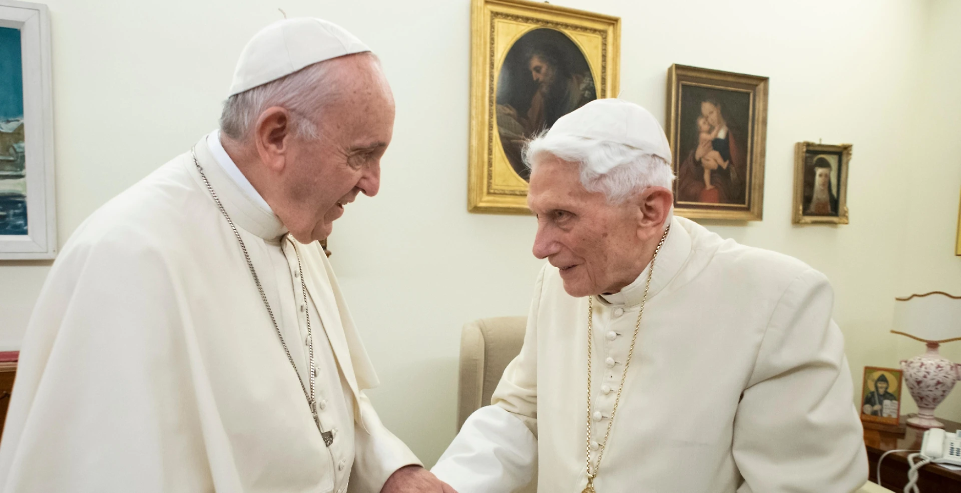 Papa Francesco, la furia dopo le accuse di Joseph Ratzinger: un tweet pesantissimo, caos in Vaticano