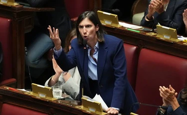 Schlein in aula alla Camera, "noi uniti e voi divisi": come fa ridere tutti