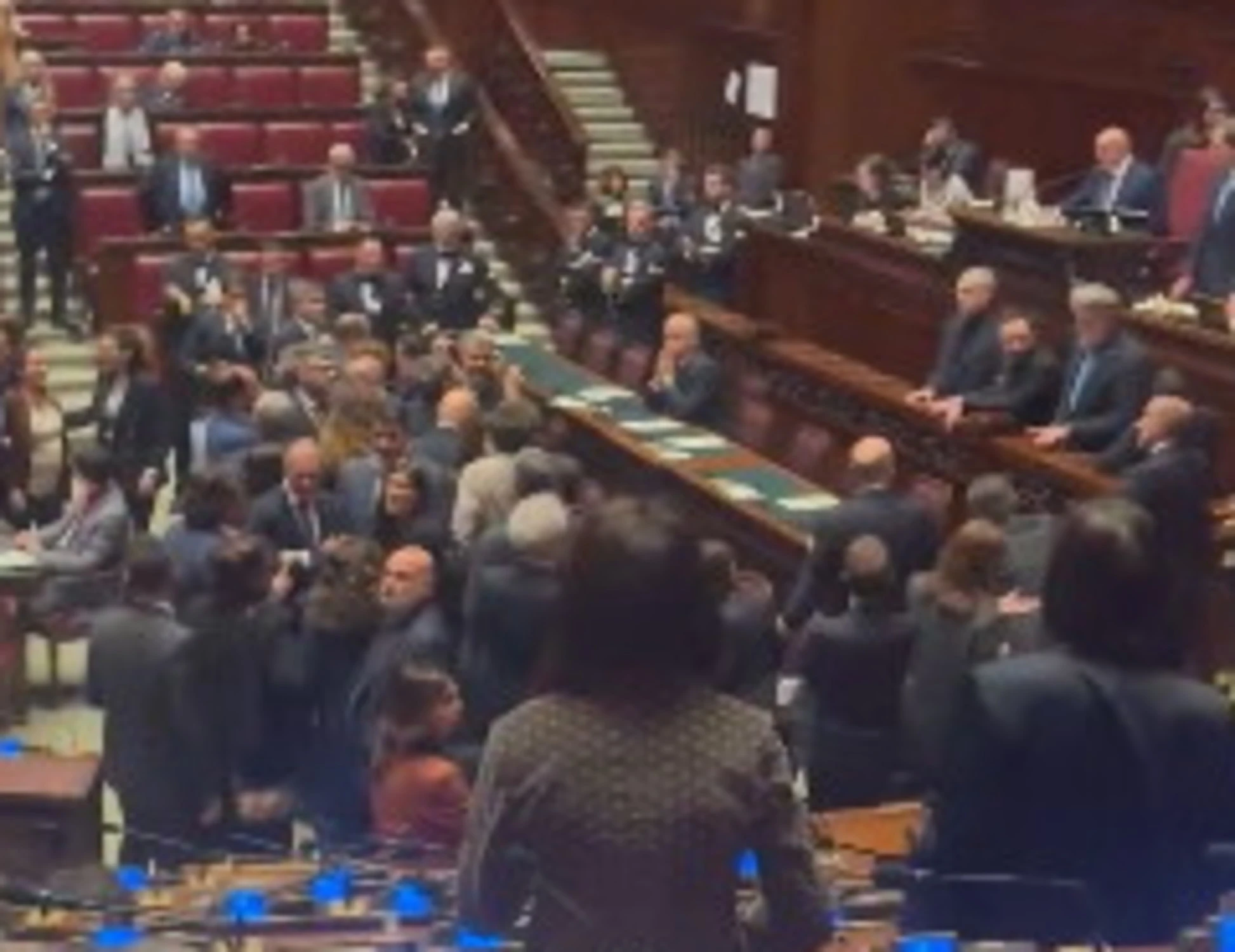 Dl Sicurezza, l'opposizione occupa i banchi del governo: espulso il dem Scotto