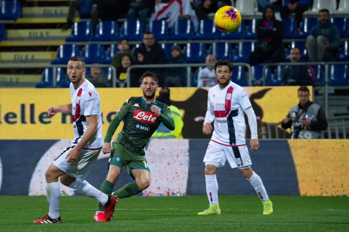 Al Napoli basta un capolavoro di Mertens: Cagliari battuto, parte l'inseguimento all'Europa