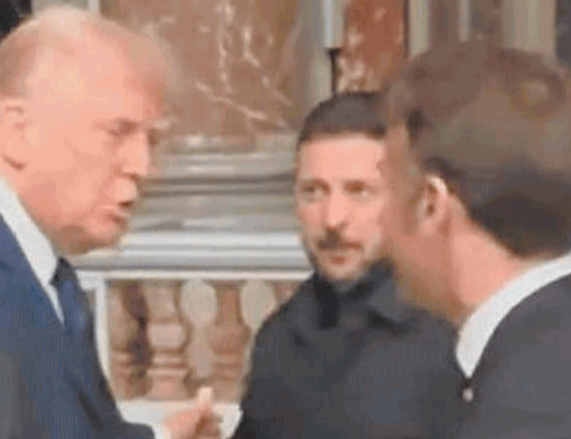 Macron umiliato, il labiale di Trump a San Pietro