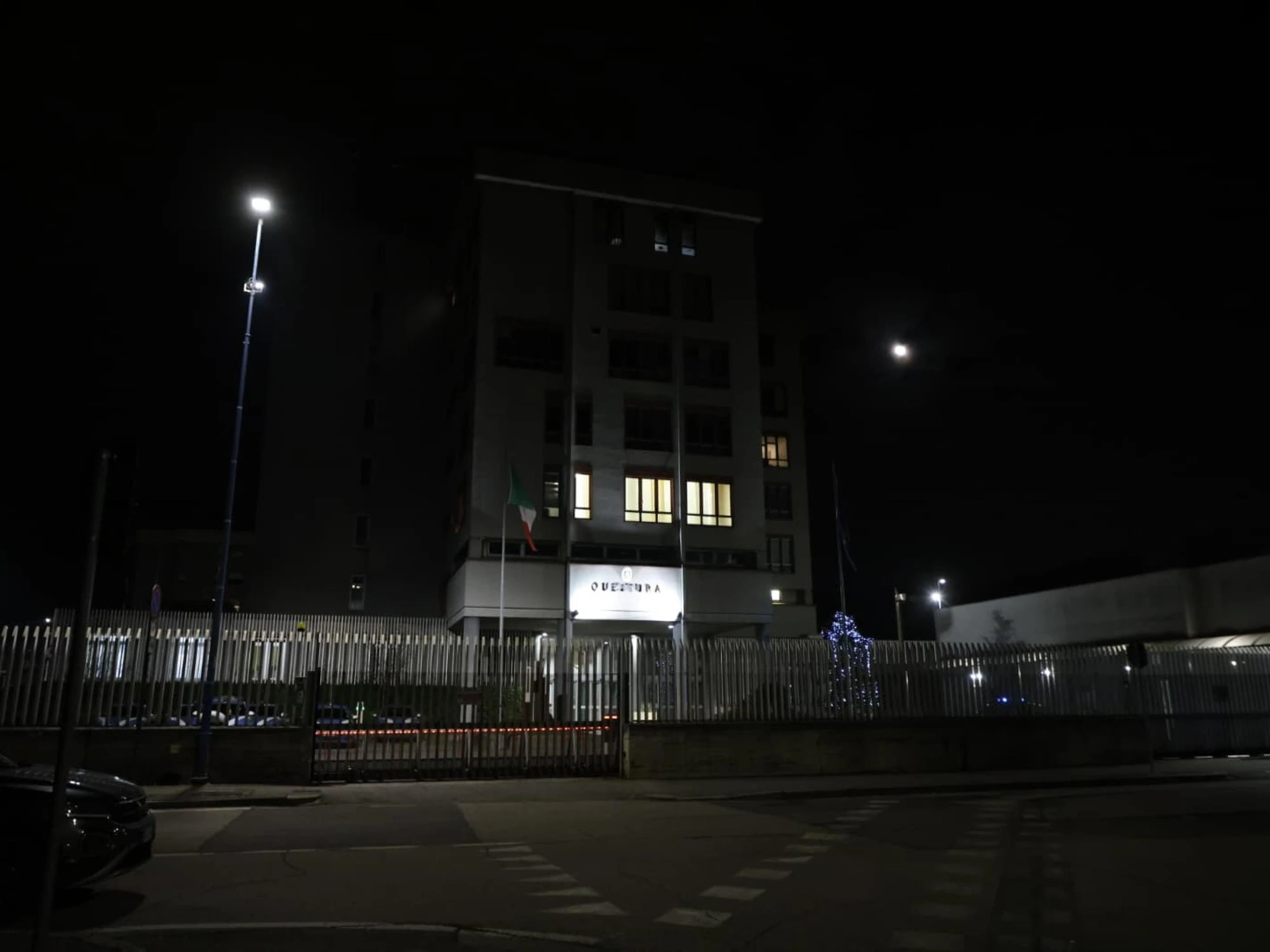 Bologna, ancora violenza in stazione: tunisino aggredisce due agenti, sedato e arrestato