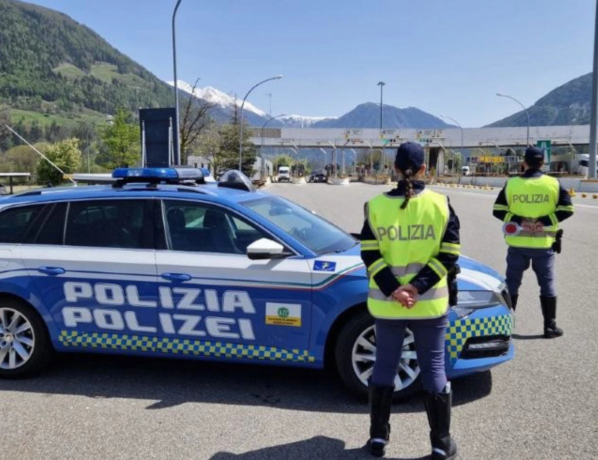 L'auto sulla A4, la fuga a piedi: il pirata che ha travolto il poliziotto