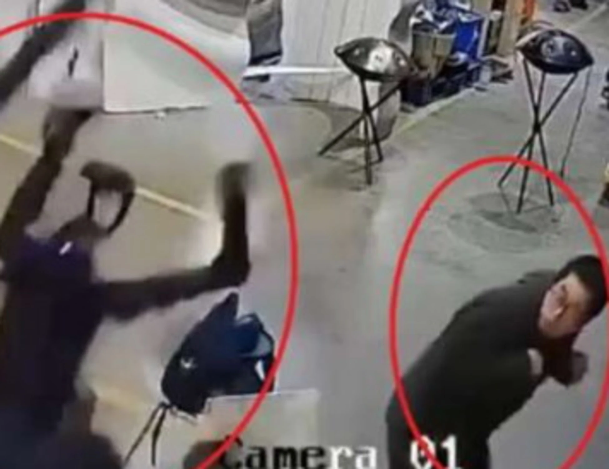 IA, un robot si ribella e attacca gli operai: il video-choc
