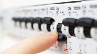 Bollette, rincari fuori controllo: di quanto aumentano dal primo gennaio, chi perderà il lavoro