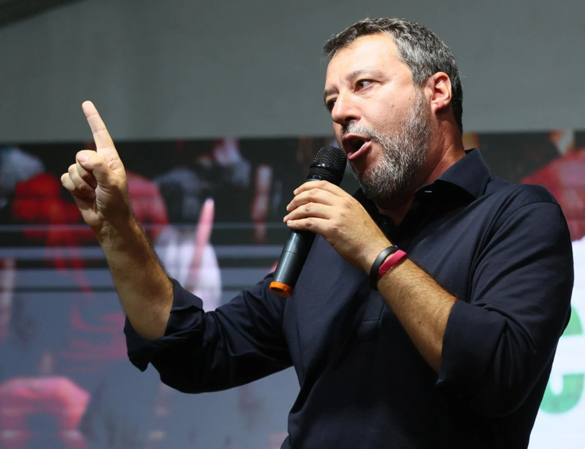 Salvini a Pontida con la maglia nera: "Mica siamo come la Schlein"