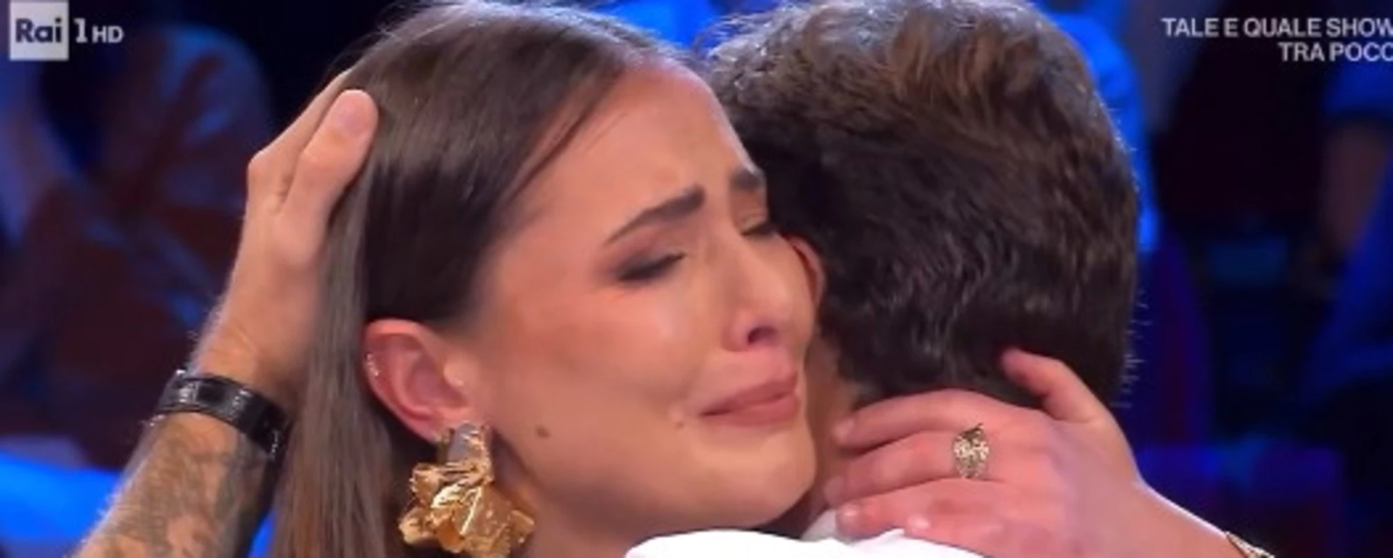 "Povera e <br />in lacrime": <br />è caos