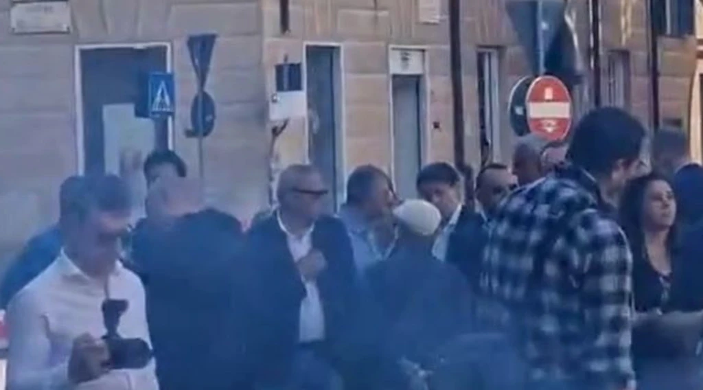 Giuseppe Conte contestato al corteo di Genova da militanti di sinistra