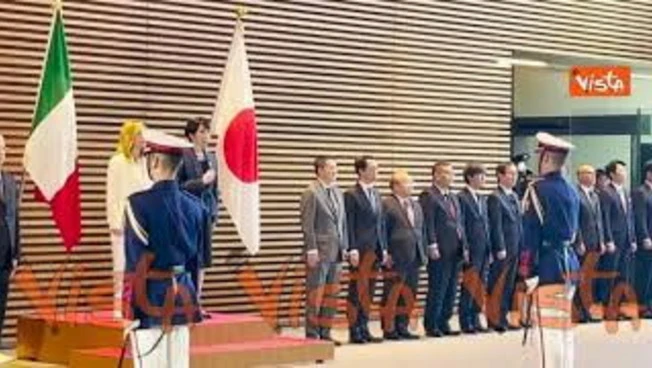 Mano sul cuore per la premier Takaichi durante esecuzione inno giapponese