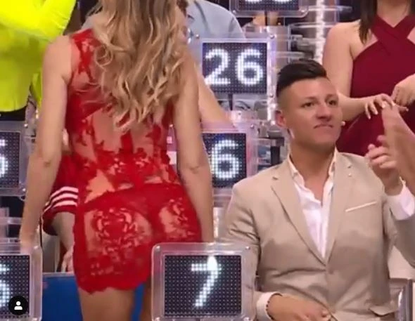 Ciao Darwin, la danza sconcia in studio. Karina Cascella provoca, lei reagisce: Bonolis allibito