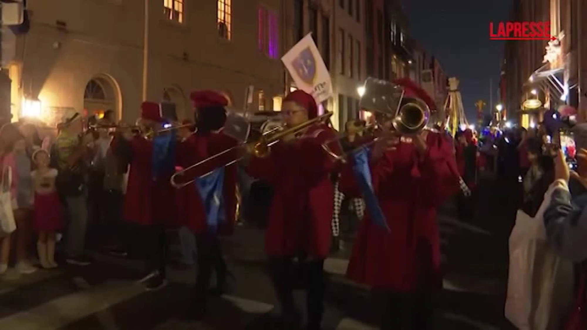 Usa, a New Orleans il via alle parate di Carnevale: migliaia in piazza