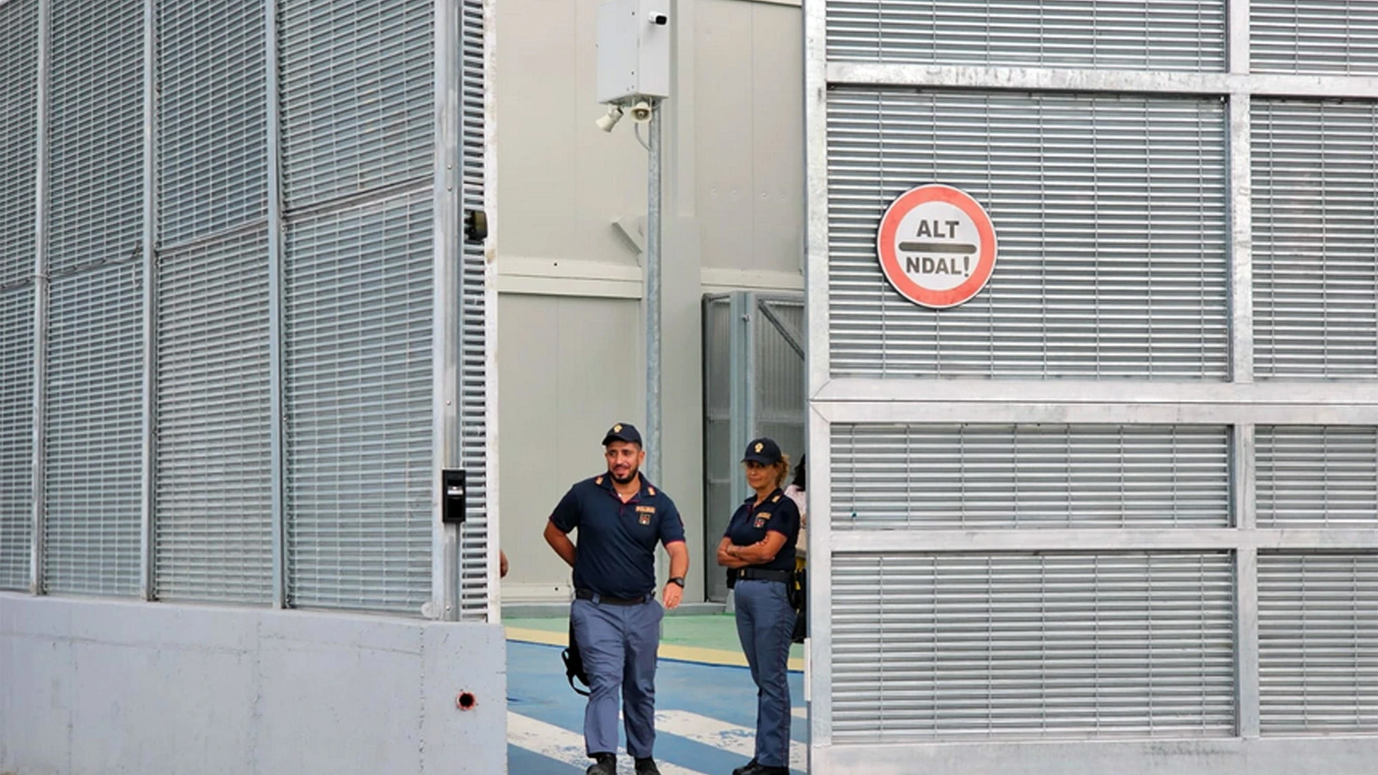 Albania, "aguzzini": Avs insulta la polizia italiana?