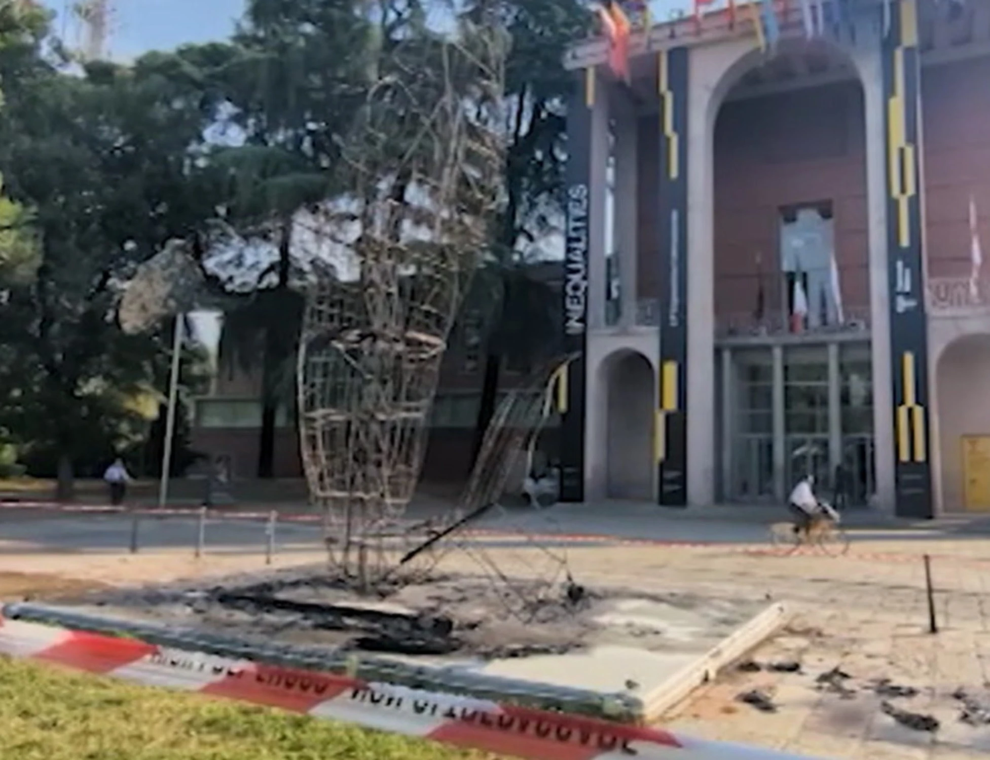 Milano allo sbando: egiziano brucia la Balena in Triennale