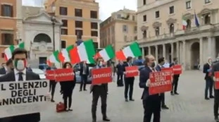 Giorgia Meloni passa all'azione: sotto Palazzo Chigi per protestare contro la Fase 2. E le Sardine: "Sceneggiata irresponsabile"