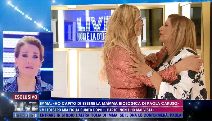Live non è la d'Urso: Paola Caruso conosce la madre naturale in diretta tv. La conduttrice non trattiene le lacrime / Video