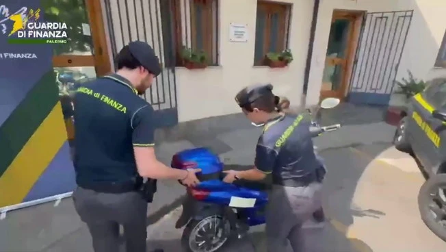 Scooter venduti come biciclette elettriche, maxi sequestro in tutta Italia