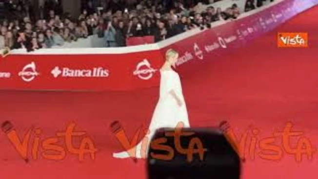 Naomi Watts posa per i fotografi sul red carpet della Festa del Cinema di Roma