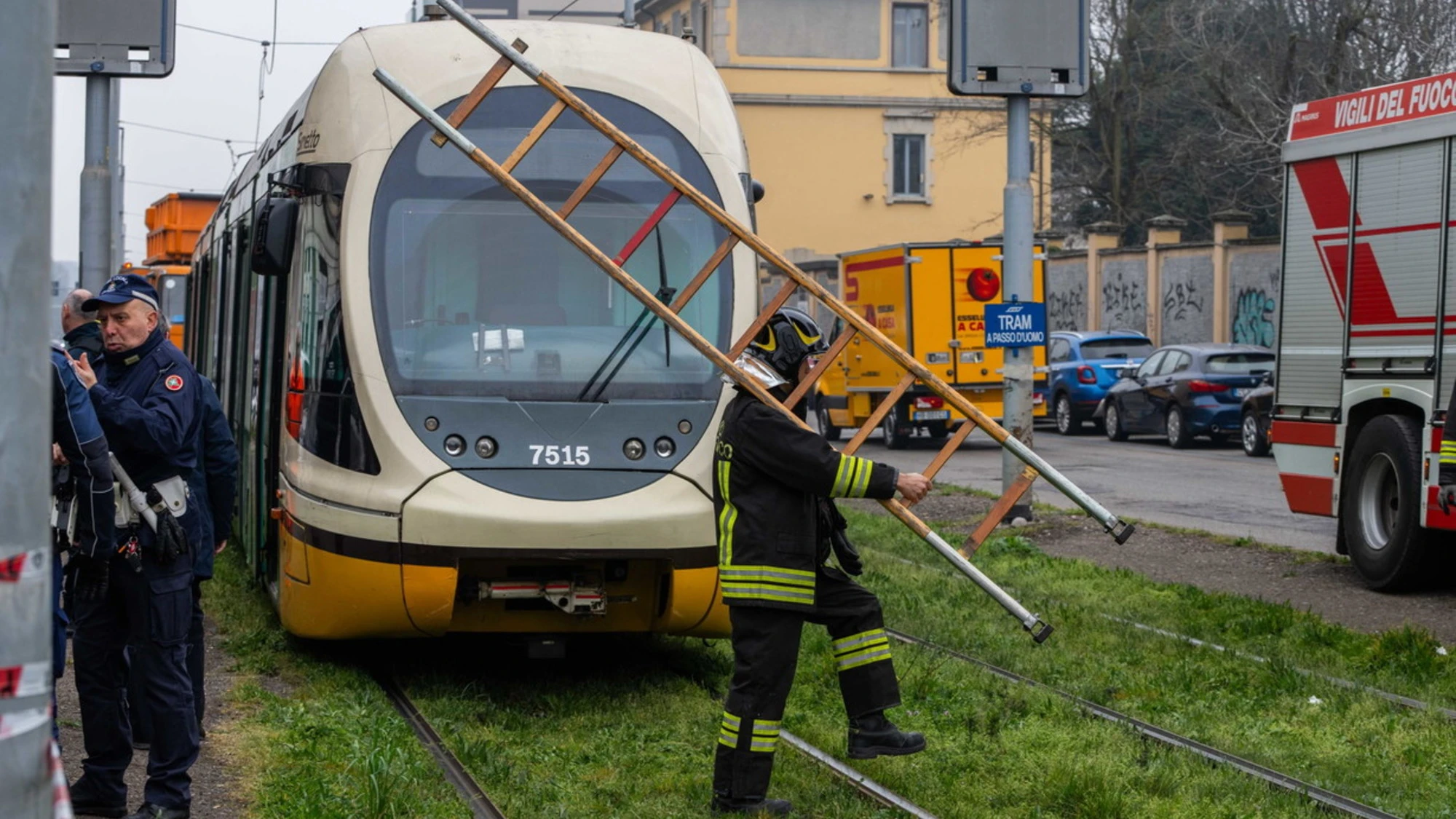 Tram deragliato a Milano: "Il tranviere non chiamò la centrale Atm"