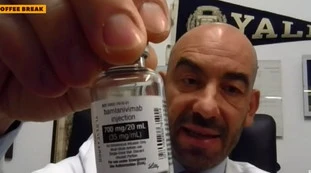 Matteo Bassetti mostra la prima fiala di monoclonali anti-Covid: "Forse una coincidenza ma con Draghi qualcosa si muove"