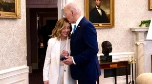 Giorgia Meloni e il bacio di Biden, La Stampa va in tilt: "Patriarca Joe"