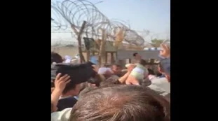 Afghanistan, il neonato lanciato oltre il filo spinato per fuggire dai talebani: uno straziante epilogo