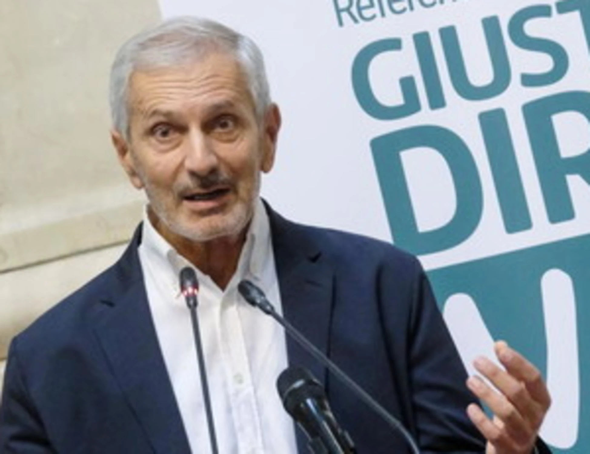 Referendum giustizia, Carofiglio scandaloso: "Se uno dice che i mafiosi votano sì…"