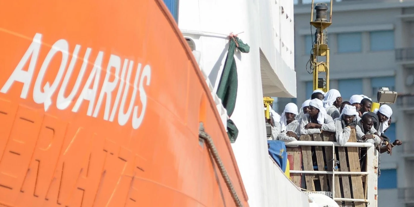 Immigrati, la Aquarius sfida Matteo Salvini: salpa verso la Libia