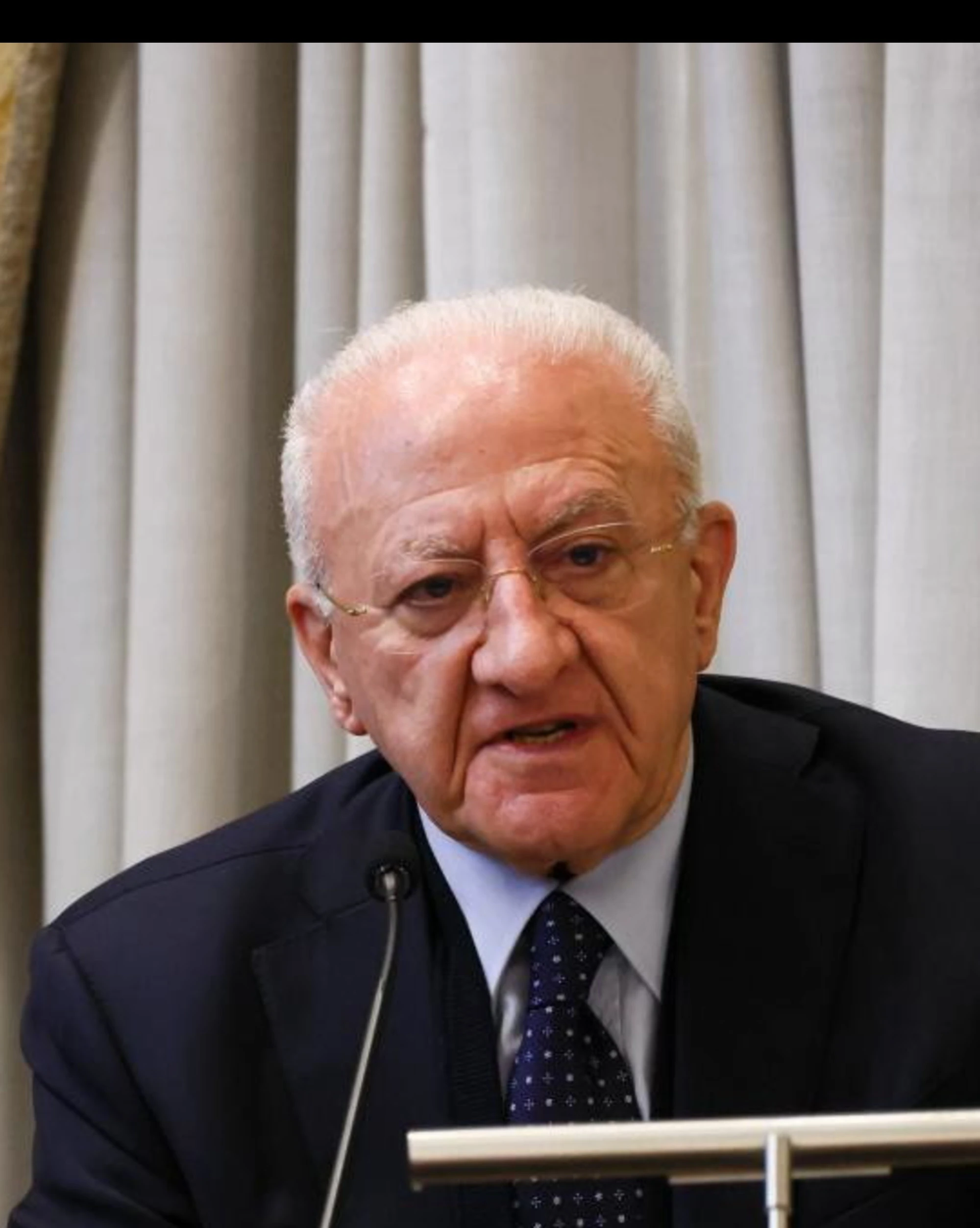 Vincenzo De Luca contro il reddito di cittadinanza sostenuto da Fico: "Porcherie"
