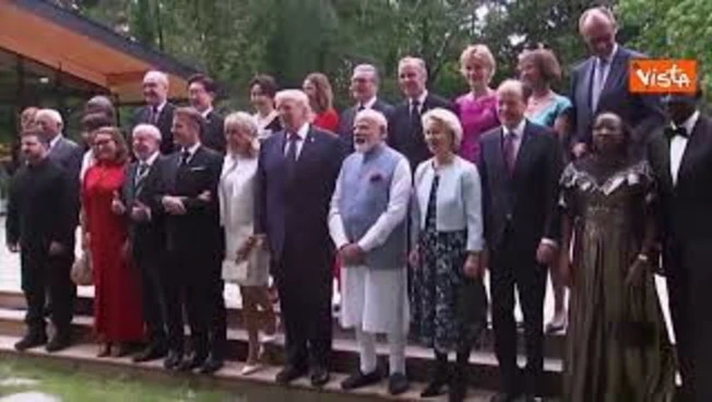 Modi aiuta Trump a salire lo scalino per una foto di gruppo con i leader al G7