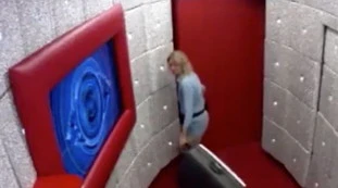 Flavia Vento, addio Grande Fratello Vip: l'attacco d'ansia e le urla, abbandona dopo un solo giorno