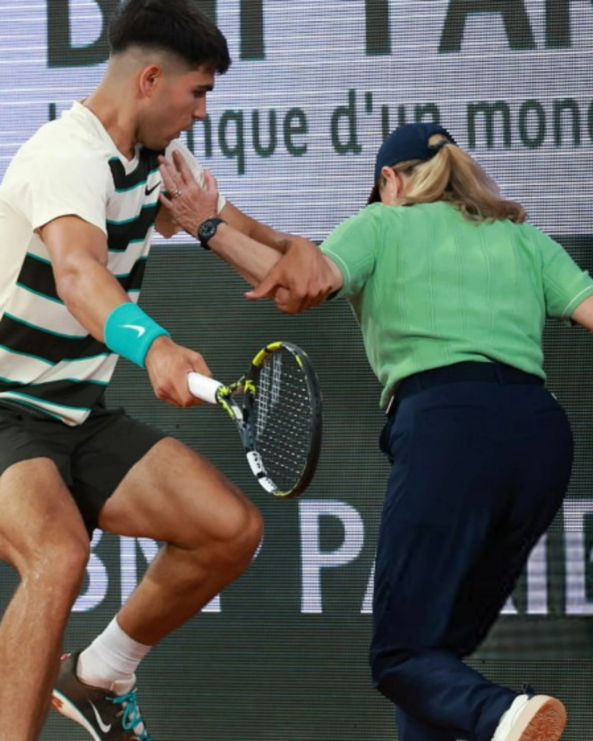 Alcaraz travolge la giudice di linea: disastro al Roland Garros