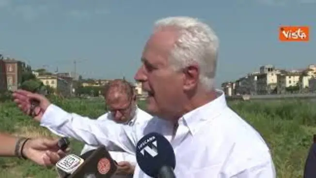 Leggi l'articolo: Movimentazione sedimenti in Arno a Firenze, Giani a San Niccolò: Spiagge torneranno fruibili