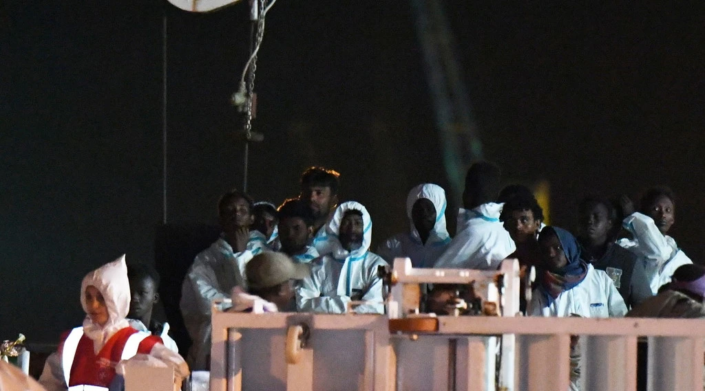 Matteo Salvini contro il governo: "Cancellano le multe alle Ong e spendono 4 milioni per noleggiare le navi per gli immigrati"