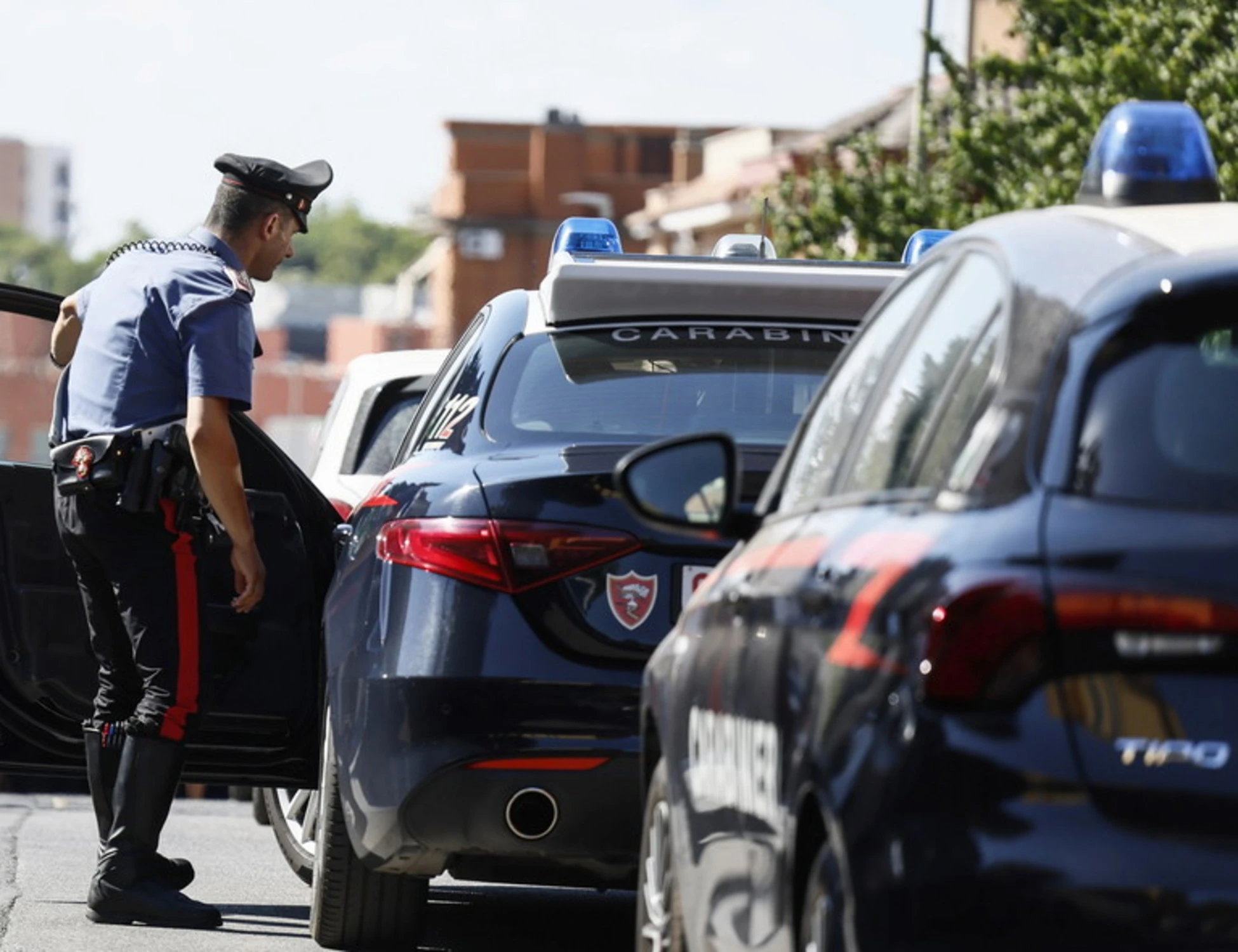 Palermo, residenti difendono il ladro: lancio di oggetti contro i carabinieri