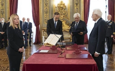 Giorgia Meloni, "perché ho messo un tailleur Armani al giuramento"