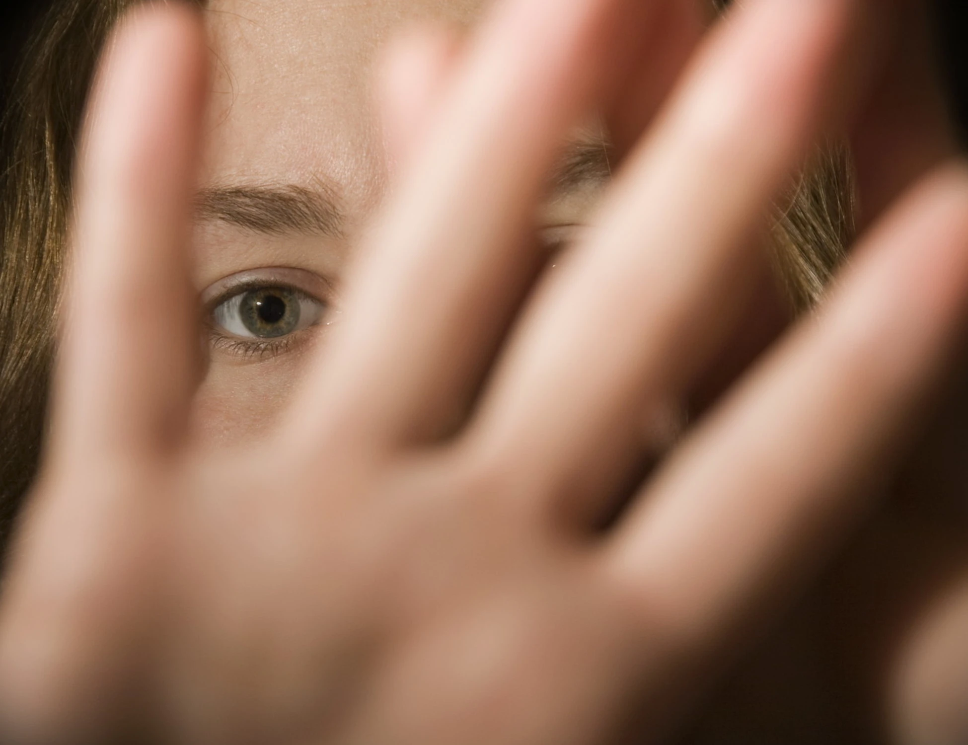 Udine, costringe la moglie a ingrassare perché nessuno la noti: chi è la belva