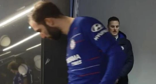 Gonzalo Higuain, il gesto di stizza nel tunnel del Manchester city: su cosa ha sputato