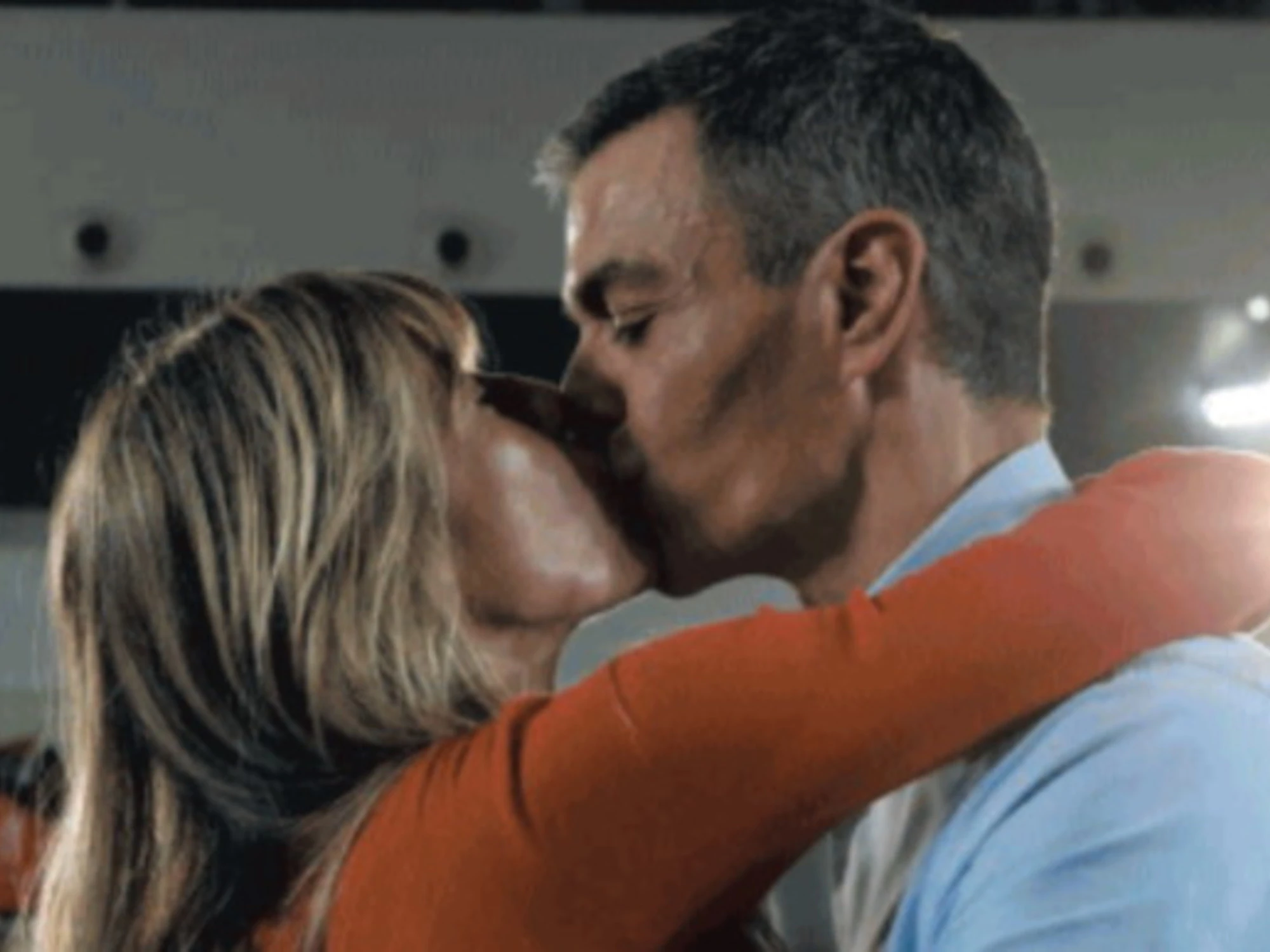 Pedro Sanchez, sceneggiata sul palco con la moglie indagata. Ma esplode la bomba della portavoce