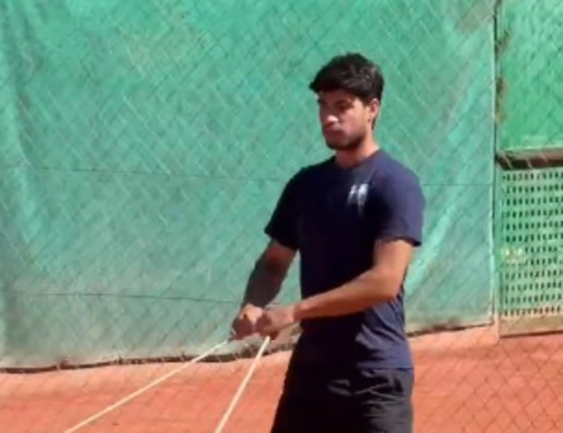 Carlos Alcaraz, come lo beccano sulla terra rossa: contro Sinner si allena così...